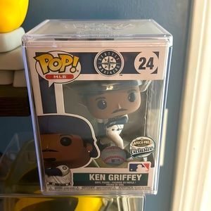 Mint Condition Ken Griffey Jr. Error Box Funko Pop. No flaws, box is missing Jr.